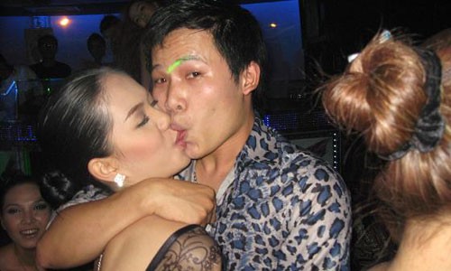 Hinh anh Ngoc Trinh hon Vu Khac Tiep bao liet gay soc